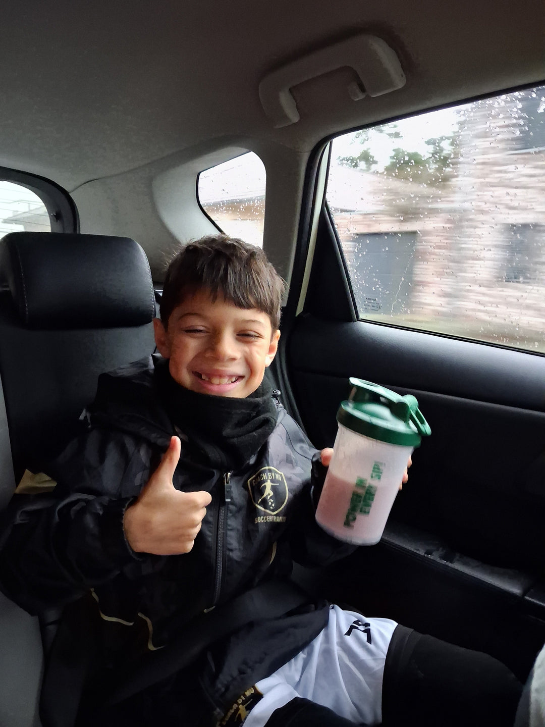 Kindershake meenemen: zo blijft je shake lekker en handig voor onderweg